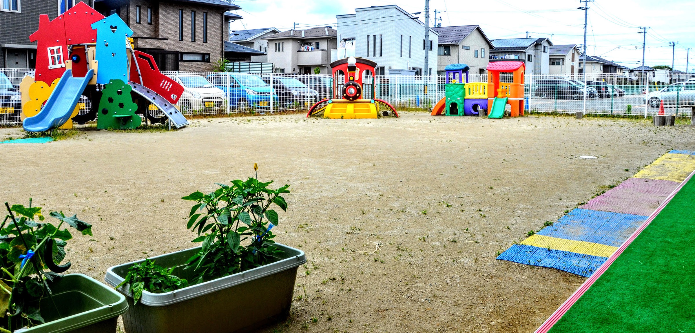 隣接した大きな公園と広々とした園庭